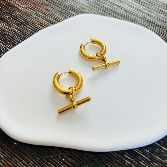 T bar mini gold hoop huggie earrings statement elegant - Picture 6 of 7